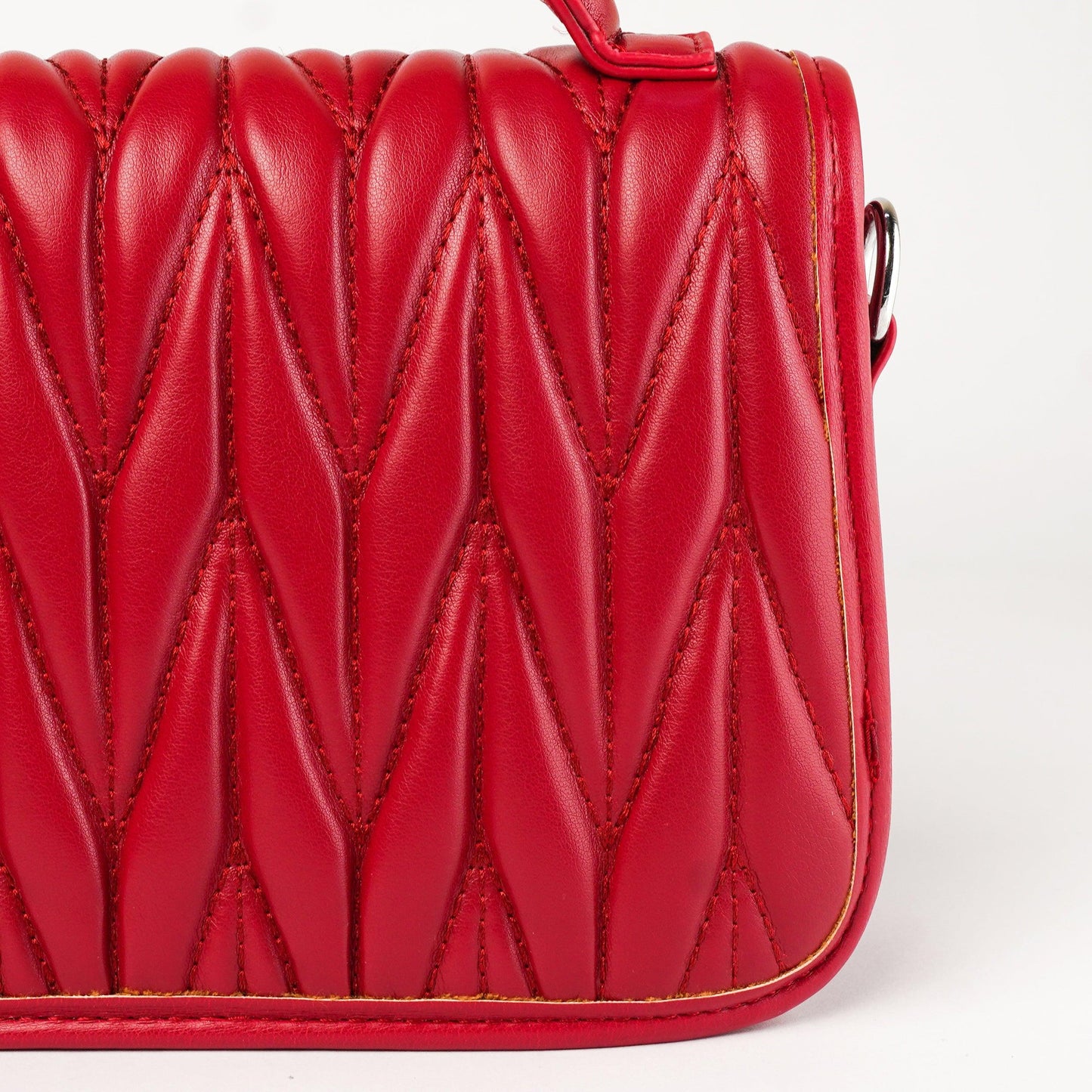 Sophisticated Noir Quilted Handbag – Luxe Leather with Signature Clasp - Zari Villas